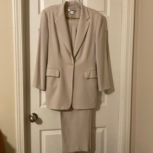 Suit separates. Jacket (10) and Pants (12). Both lined. Beige. Nygard. Vintage.